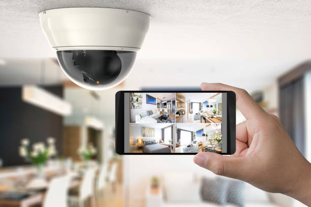 Caméra de vidéosurveillance fixée au plafond dans un local commercial